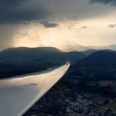 Flugwegposition um 15:34:29: Aufgenommen in der Nähe von Gemeinde Ternitz, Österreich in 1042 Meter